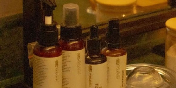 Ini Urutan Skincare di Pagi Hari, Pakai Bundle Essentia Apothecary