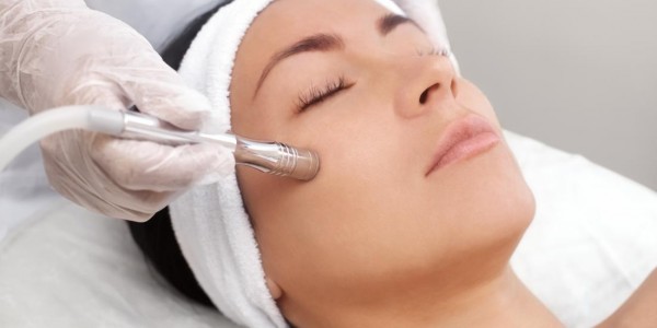 Perawatan Kulit Wajah Dengan Facial Microdermabrasion