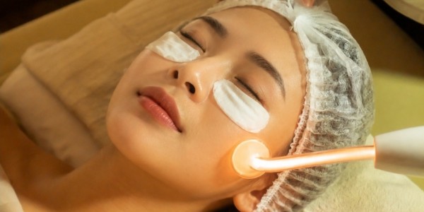 Ingin Wajah Lebih Tegas Tanpa Operasi? Dermal Filler di Etnaprana Wellness Clinic