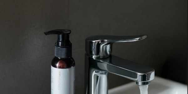 Wajah Bersih dan Sehat, Pakai Cleanser Essentia Apothecary Sekarang