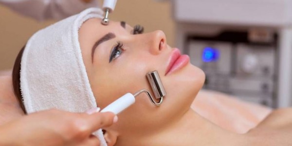 Mengenal Galvanic Facial, Perawatan Wajah Non Operasi yang Membuat Kulit Tampak Lebih Kencang