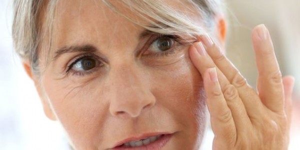 2 Cara Mudah Mencegah Kulit Crepey di Rumah, Pakai Sunscreen