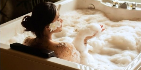 Wajah Terlihat Lelah? Atasi dengan Perawatan Galvanic Facial di Gaya Spa Wellness